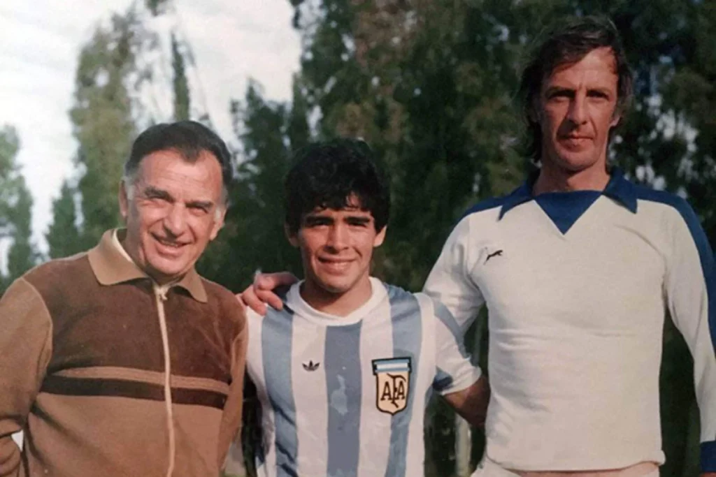 Menotti y Maradona posan antes del Mundial Juvenil de 1979.