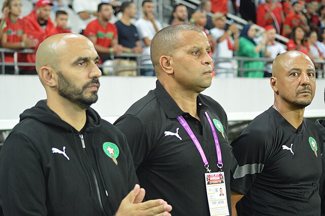 Walid Regragui, técnico de Marruecos, junto a su cuerpo técnico