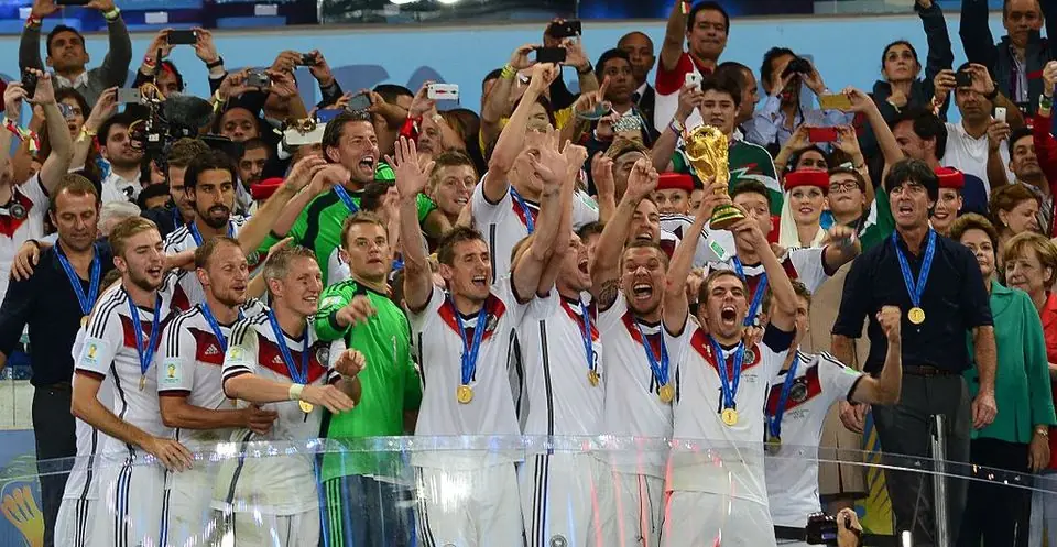 Los jugadores de la selección de Alemania celebrando con el trofeo de la Copa del Mundo tras ganar el Mundial 2014.