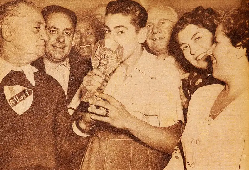 Alcides Ghiggia, héroe del Maracanazo, besando el trofeo de la Copa del Mundo tras vencer a Brasil.