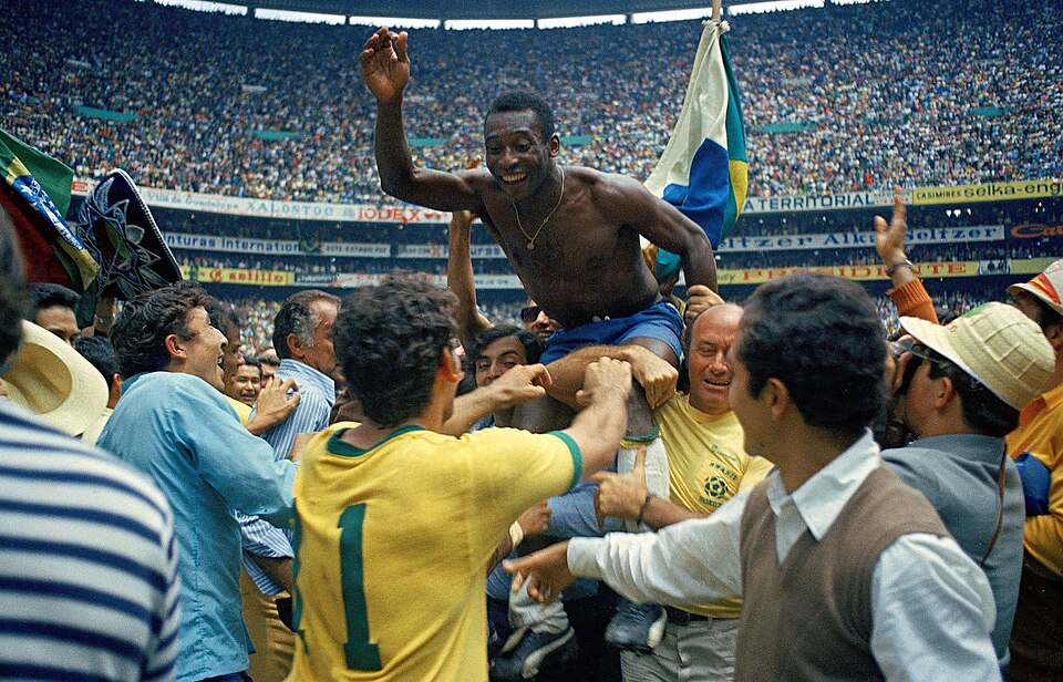 Pelé a hombros tras ganar su tercer título en México 1970, un hito único en la historia de los mundiales de fútbol.