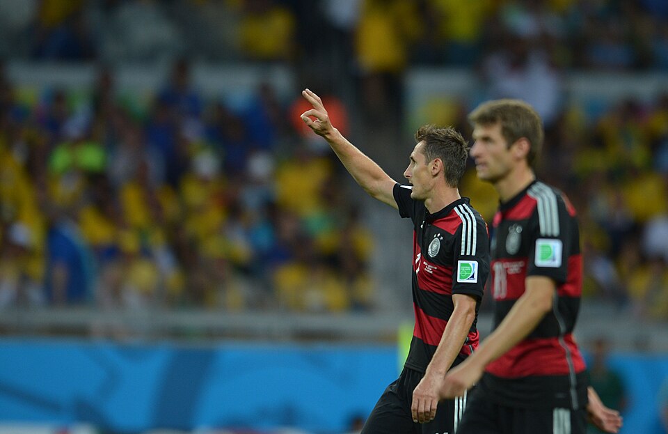 Miroslav Klose y Thomas Müller celebran un gol de Alemania contra Brasil en el Mundial 2014.