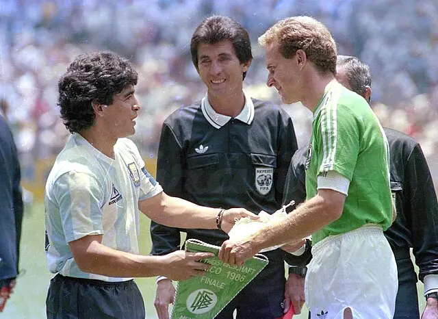 Maradona y Rummenigge antes de la final de México 86