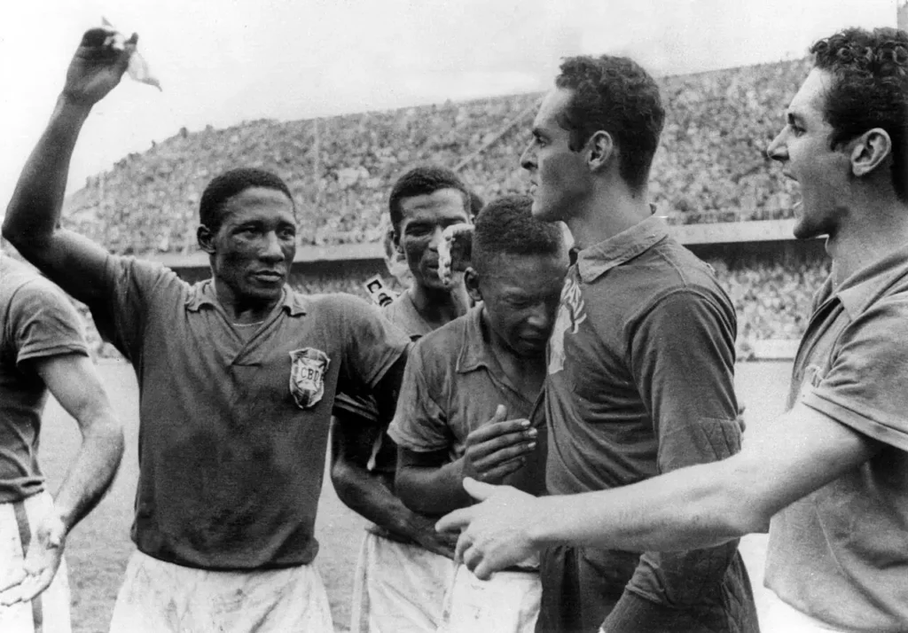 Pelé llorando tras ganar la final del Mundial 1958 con Brasil