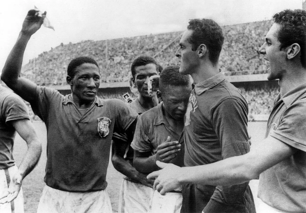 Pelé llorando tras ganar la final del Mundial 1958 con Brasil