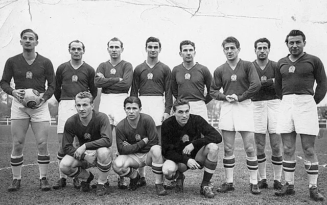 Formación inicial de la selección de Hungría en el Mundial de Suiza 1954.