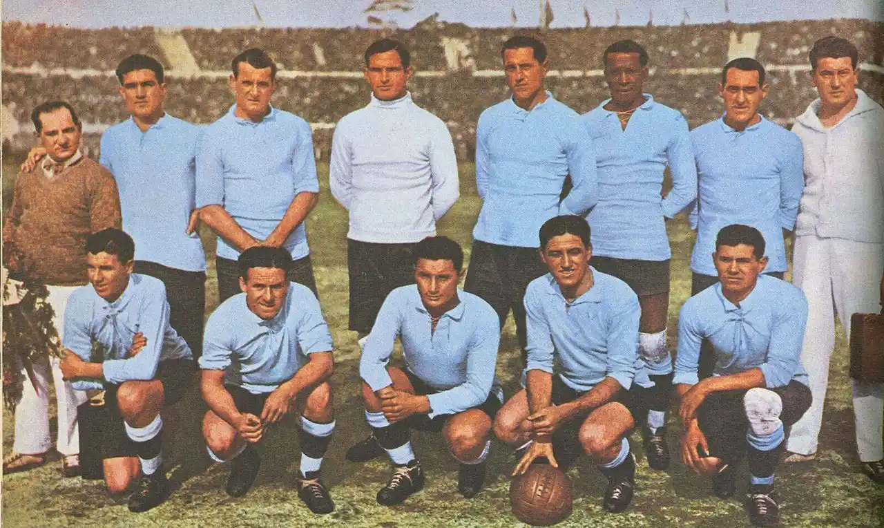 Formación inicial de la selección de Uruguay en el Mundial 1930.