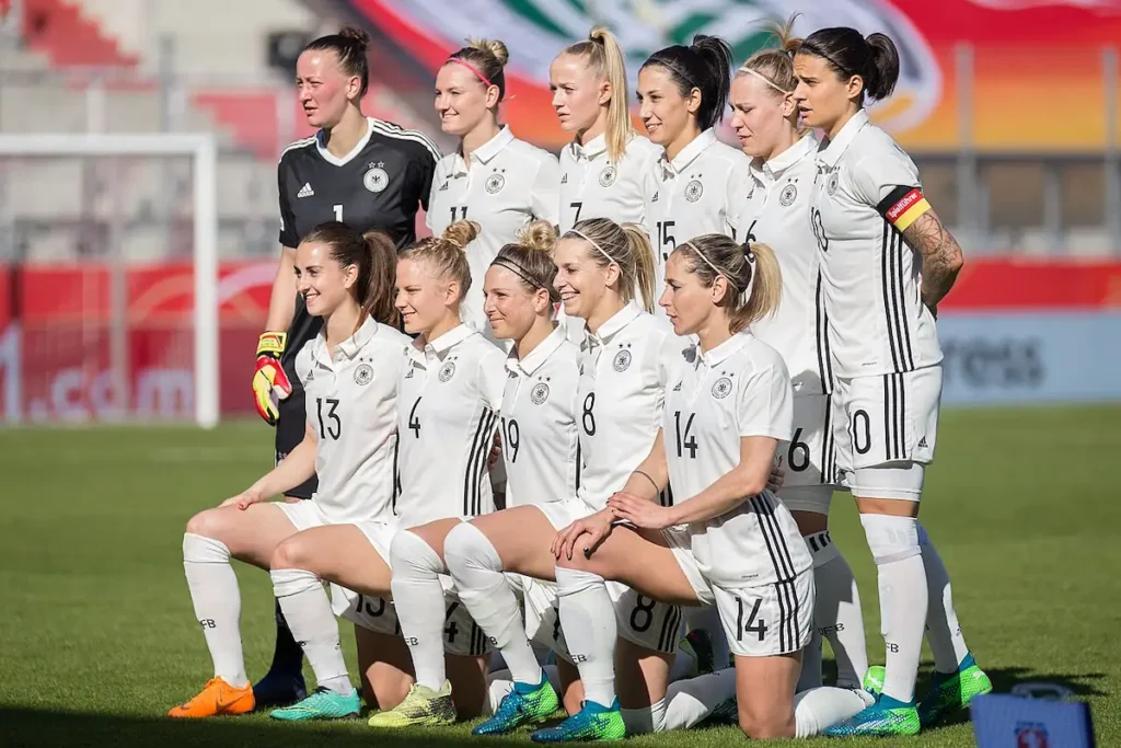 Selección femenina de fútbol de Alemania posando antes de un partido.