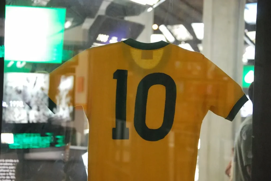 Camiseta de Brasil con el número 10 de Pelé en el Museo de Maracaná.