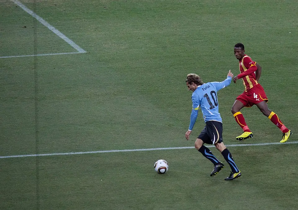 Diego Forlán en el Mundial de 2010 contra Ghana.