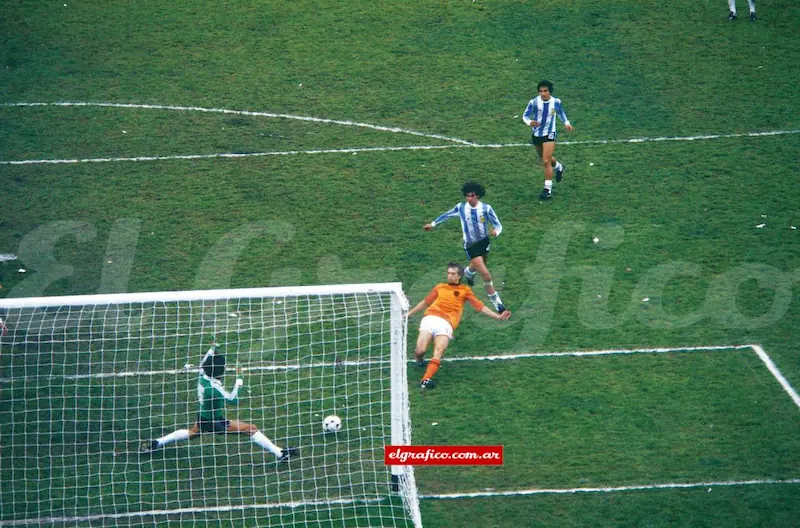 Ubaldo Fillol atajando un disparo en la final del Mundial 1978 contra Países Bajos.