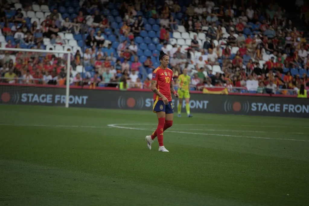 Jennifer Hermoso, máxima goleadora de España, en un partido con la selección.