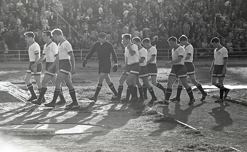 Lev Yashin, la 'Araña Negra` en un partido con el Dinamo de Moscú.