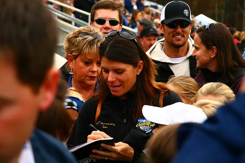 Mia Hamm firmando autógrafos en 2006. 