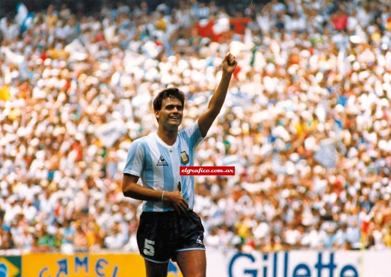 Tata Brown con la camiseta con agujero en la final de 1986.