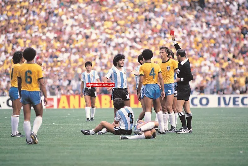Expulsión de Maradona contra Brasil en el Mundial 82.