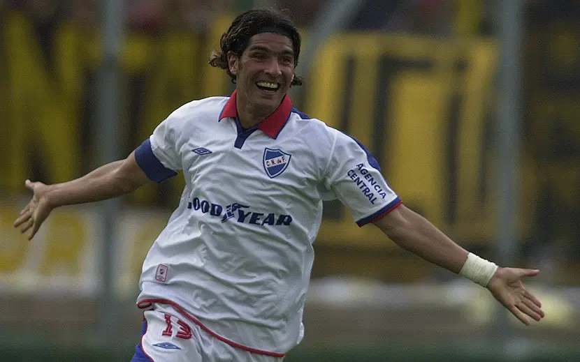 Loco Abreu festeja un gol con Nacional.