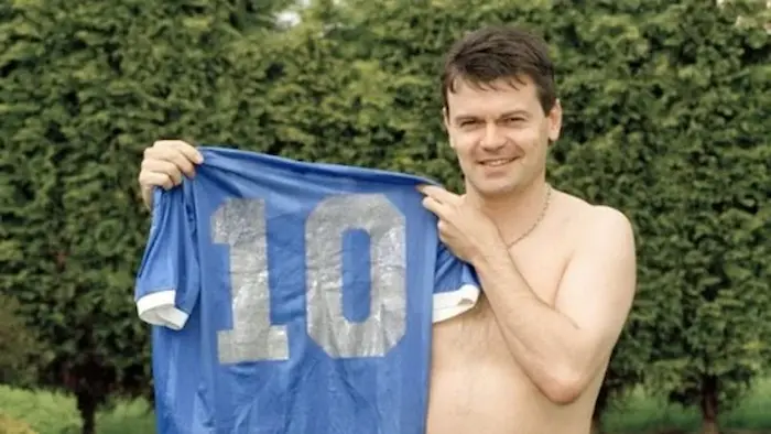 Steve Hodge posa orgulloso con la camiseta de Maradona.