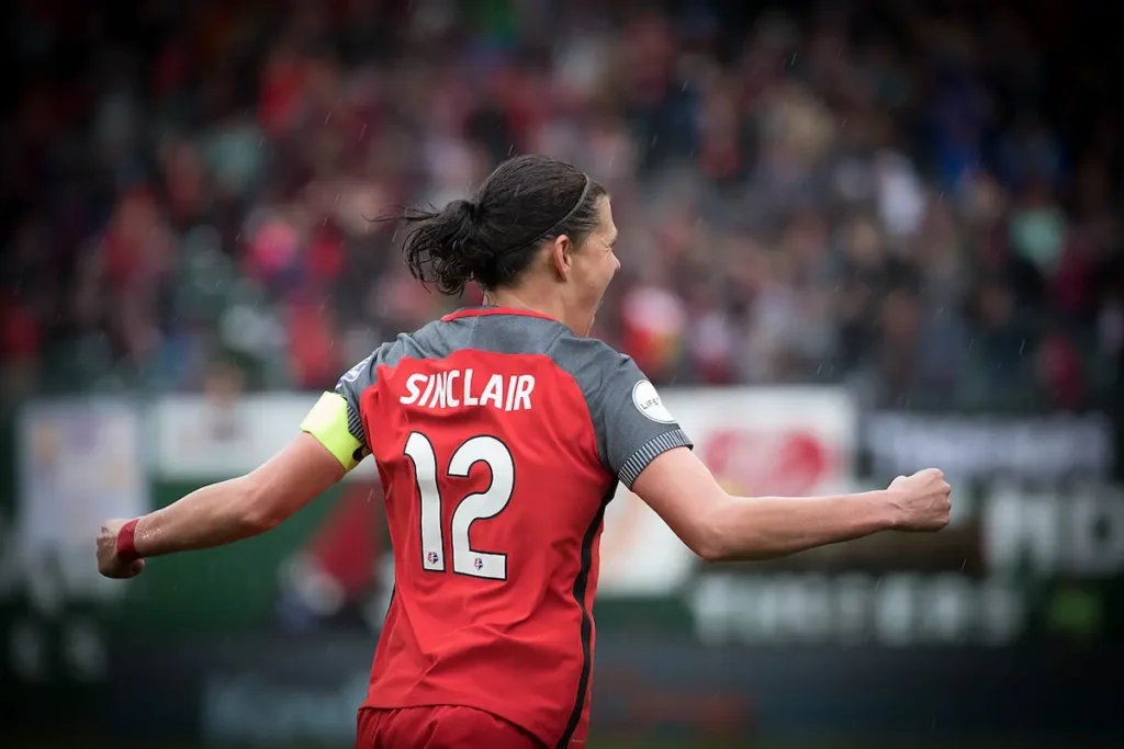 Christine Sinclair, máxima goleadora del fútbol internacional.
