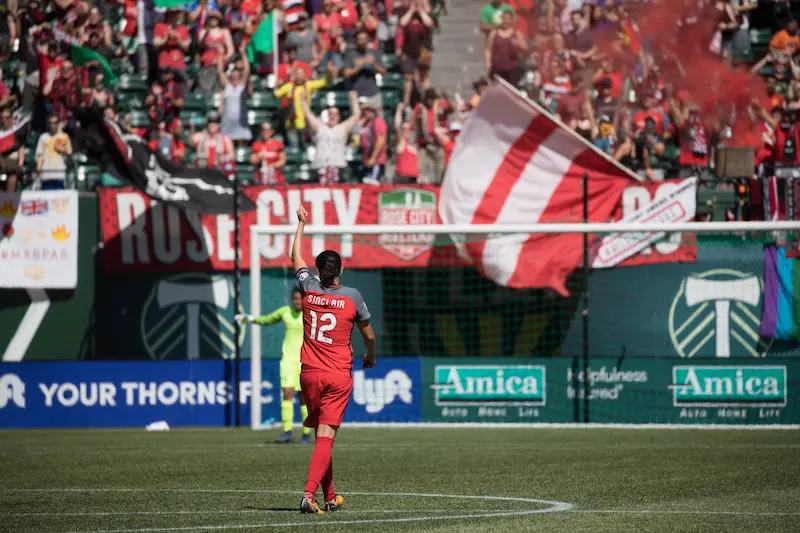 Christine Sinclair saluda a los fans. 