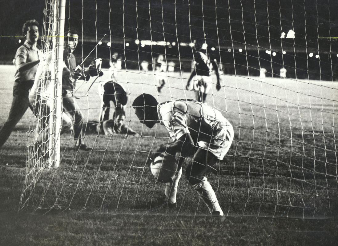 Pelé después de anotar su gol número 1000 en Maracaná. 