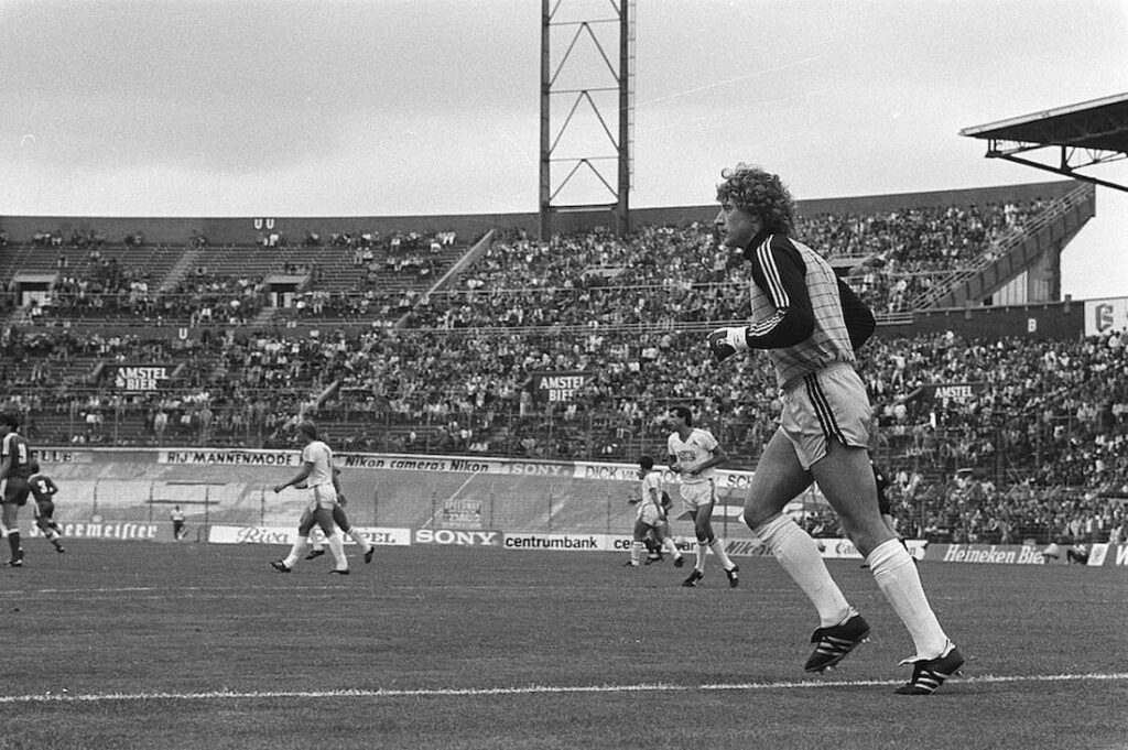 Harald Schumacher, portero alemán, en un partido con el Colonia.