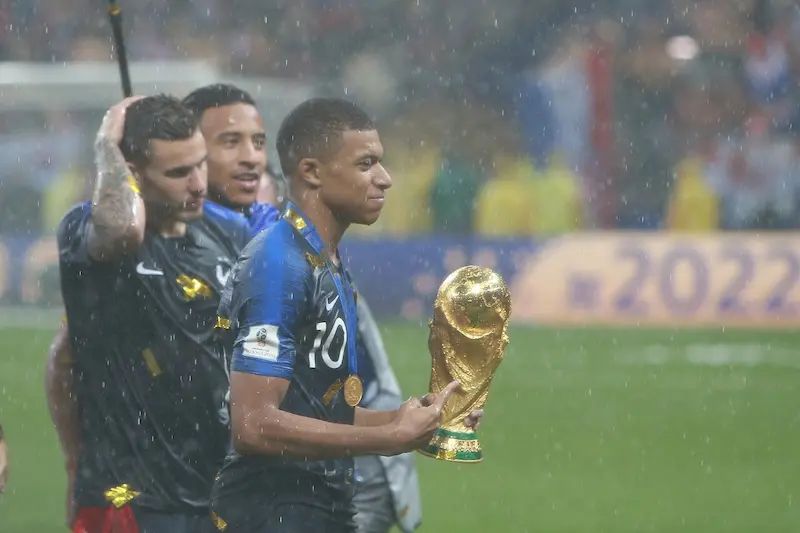 Mbappé con el trofeo de campeón del Mundial de Rusia 2018.
