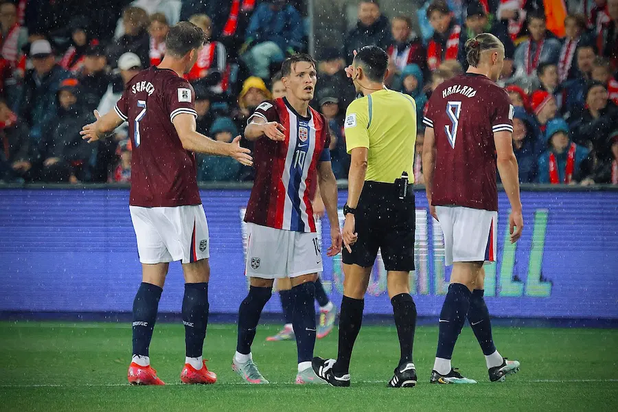 Haaland, Odegaard y Sorloth durante el partido entre Noruega e Italia.