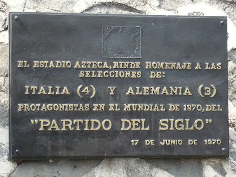 Placa conmemorativa del Partido del Siglo en el Estadio Azteca.