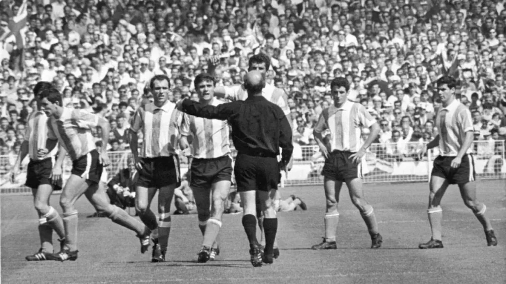 La expulsión de Antonio Rattin en el Mundial de Inglaterra 1966.