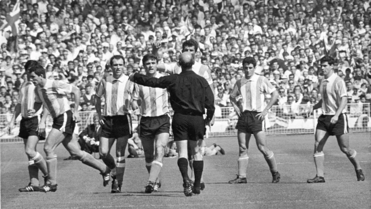 La expulsión de Antonio Rattin en el Mundial de Inglaterra 1966.