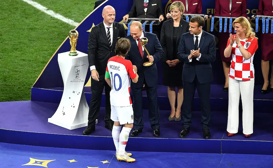 Luka Modric recibe el Balón de Oro del Mundial 2018.