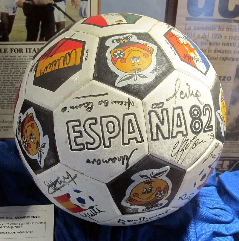 Balón del Mundial de España con Naranjito.
