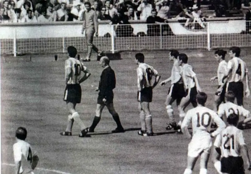 Antonio Rattin es expulsado en el Mundial de Inglaterra 1966.
