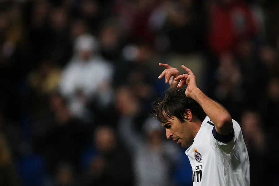 Raúl González celebrando un gol con el Real Madrid. 