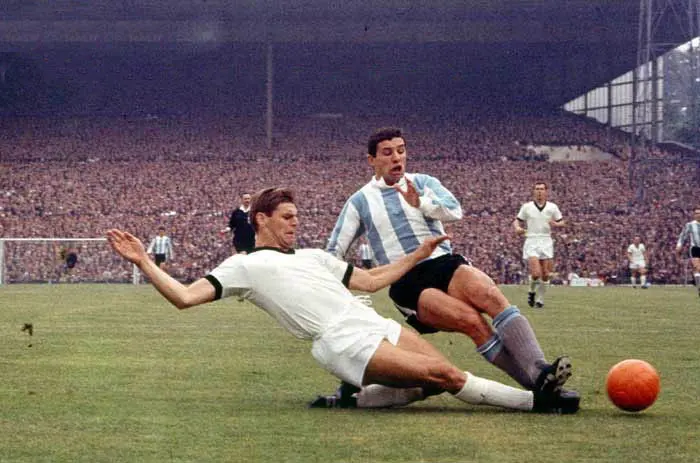 El alemán Weber y el argentino Artime durante el Mundial de Inglaterra 1966. 
