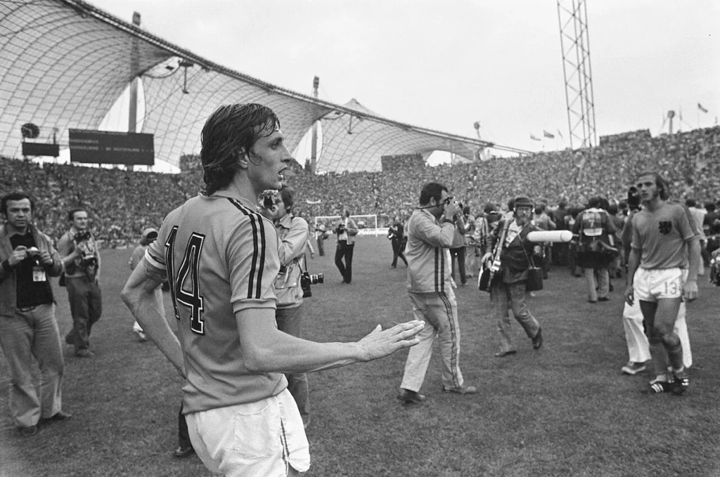 La camiseta de Cruyff en el Mundial 1974 dio mucho que hablar.