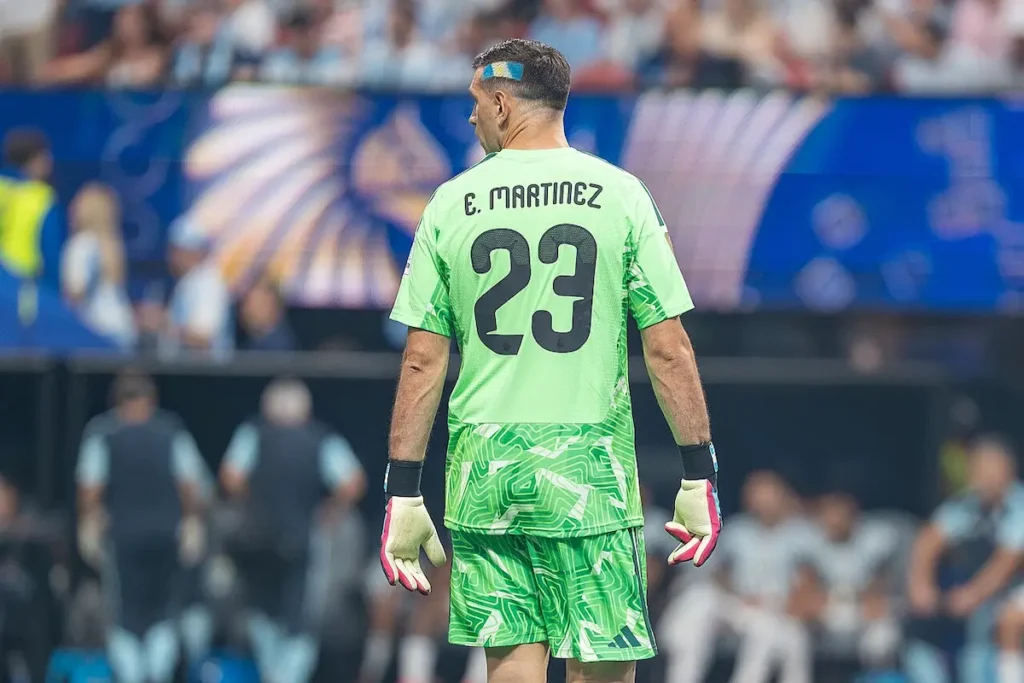 Dibu Martínez en el Mundial 2026, uno de los mejores porteros argentinos de la historia.