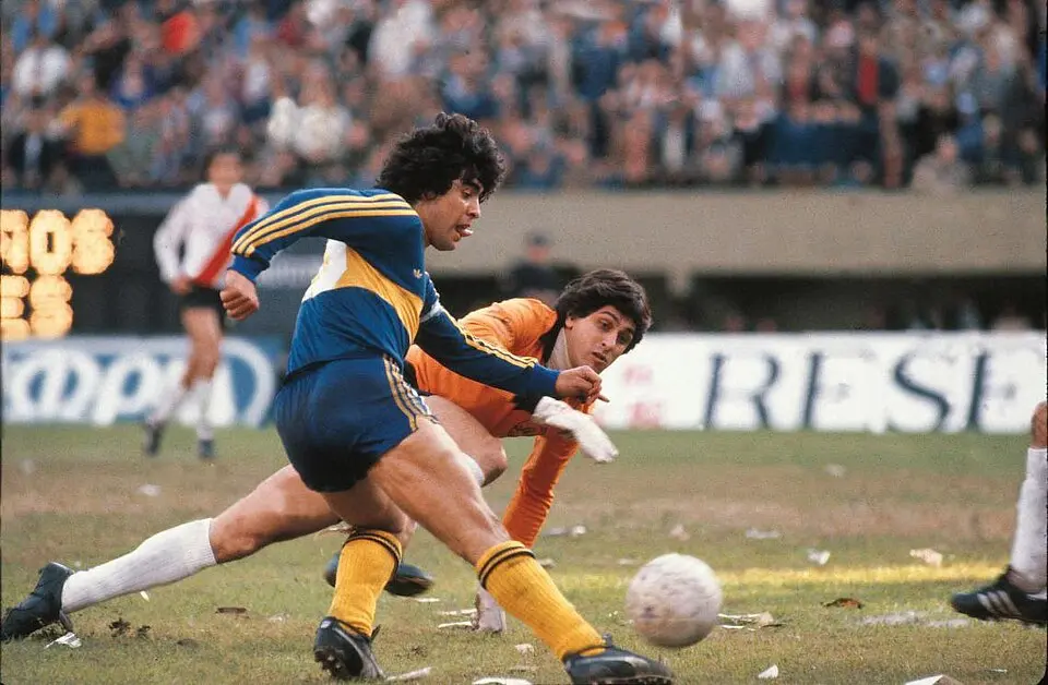 Maradona y Fillol en un clásico entre Boca y River Plate.