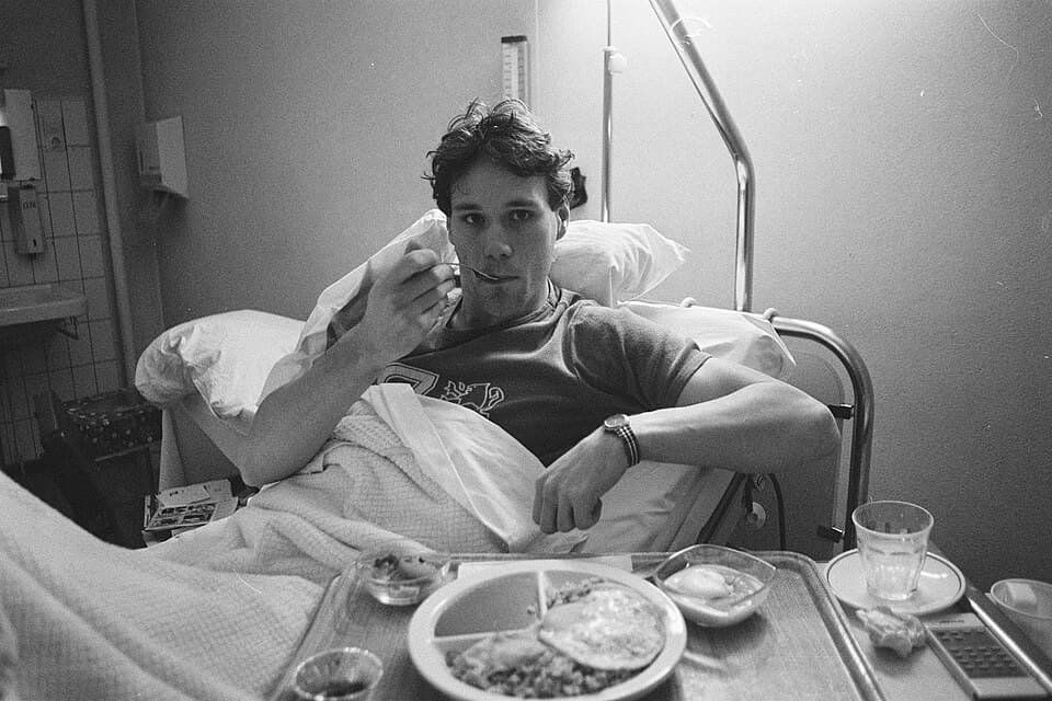 Marco Van Basten en el hospital tras una de sus múltiples operaciones. 