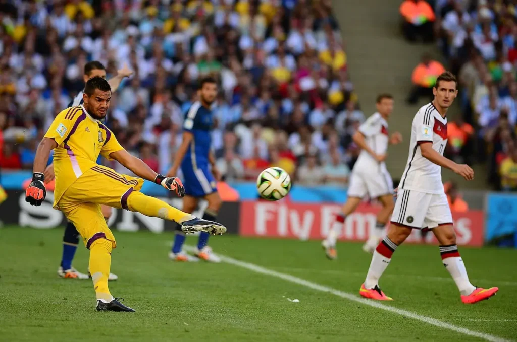 Romero y Klose, dos futbolistas que rinden mejor con la selección que con sus clubes.