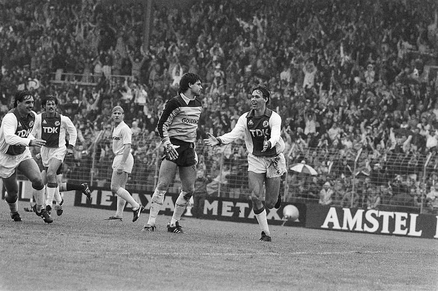 Van Basten celebra un gol anotado con el Ajax. 