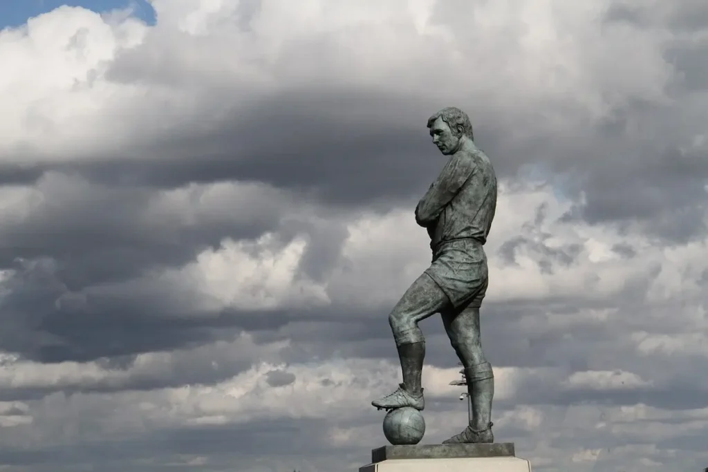 Estatua de Bobby Moore, uno de los mejores centrales de la historia.