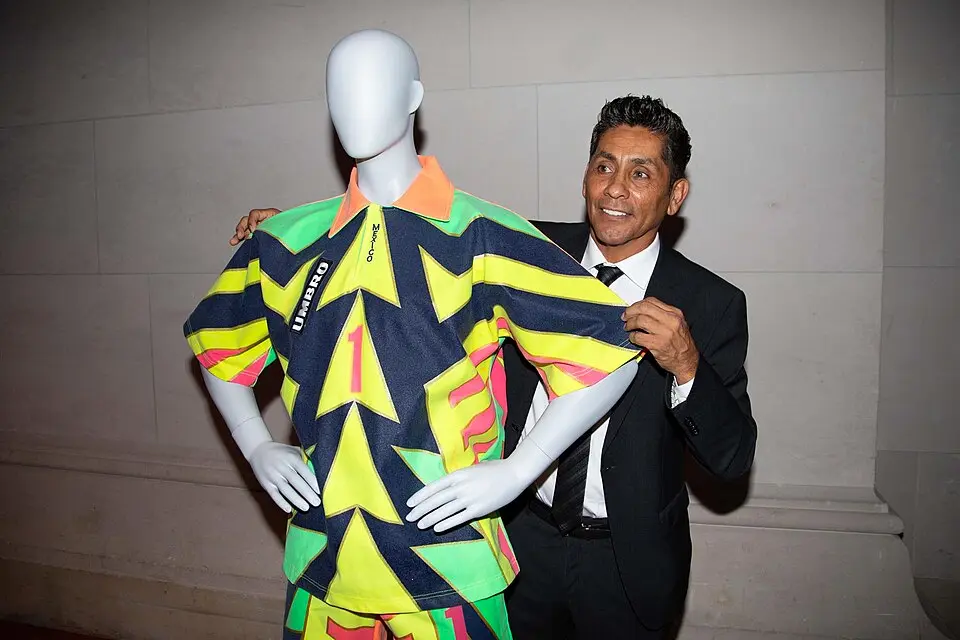 Jorge Campos con una de sus extravagantes camisetas.