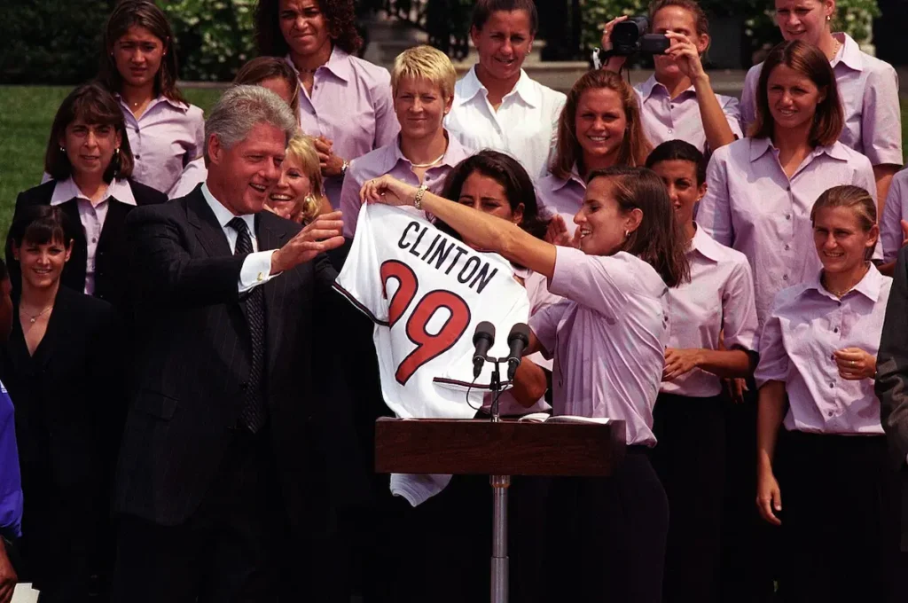 Bill Clinton recibe a las jugadoras ganadoras del Mundial USA 1999.
