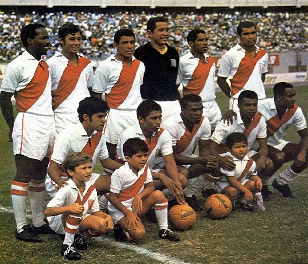 La selección de Perú 1970 en un partido del Mundial.