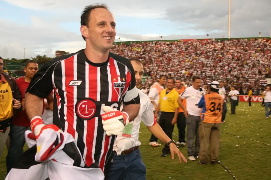Rogerio Ceni lidera la tabla de porteros más goleadores de la historia.