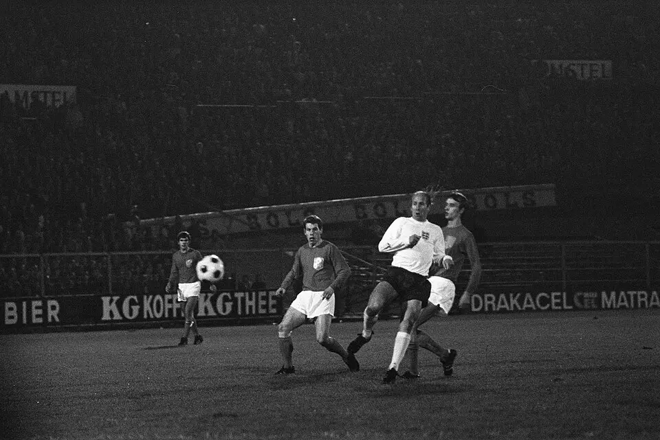 Bobby Charlton en un partido con Inglaterra en 1969.