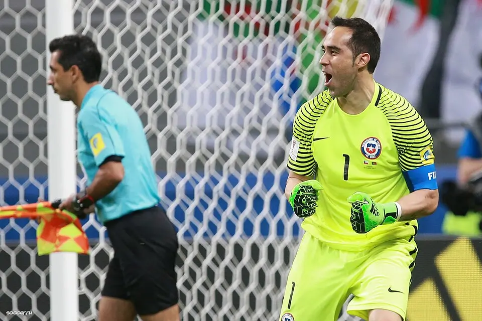 Claudio Bravo en un partido con Chile.