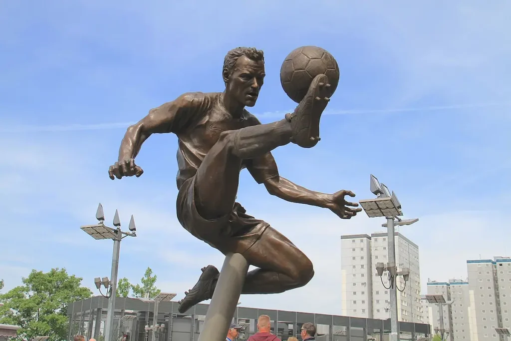 Estatua de Dennis Bergkamp, leyenda del Arsenal.